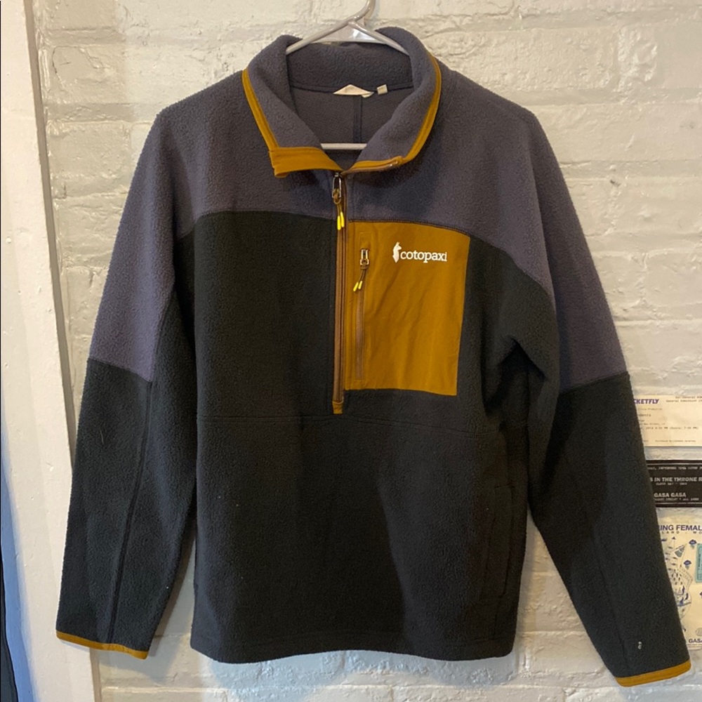 Cotopaxi Fleece Pullover in Black and Gold